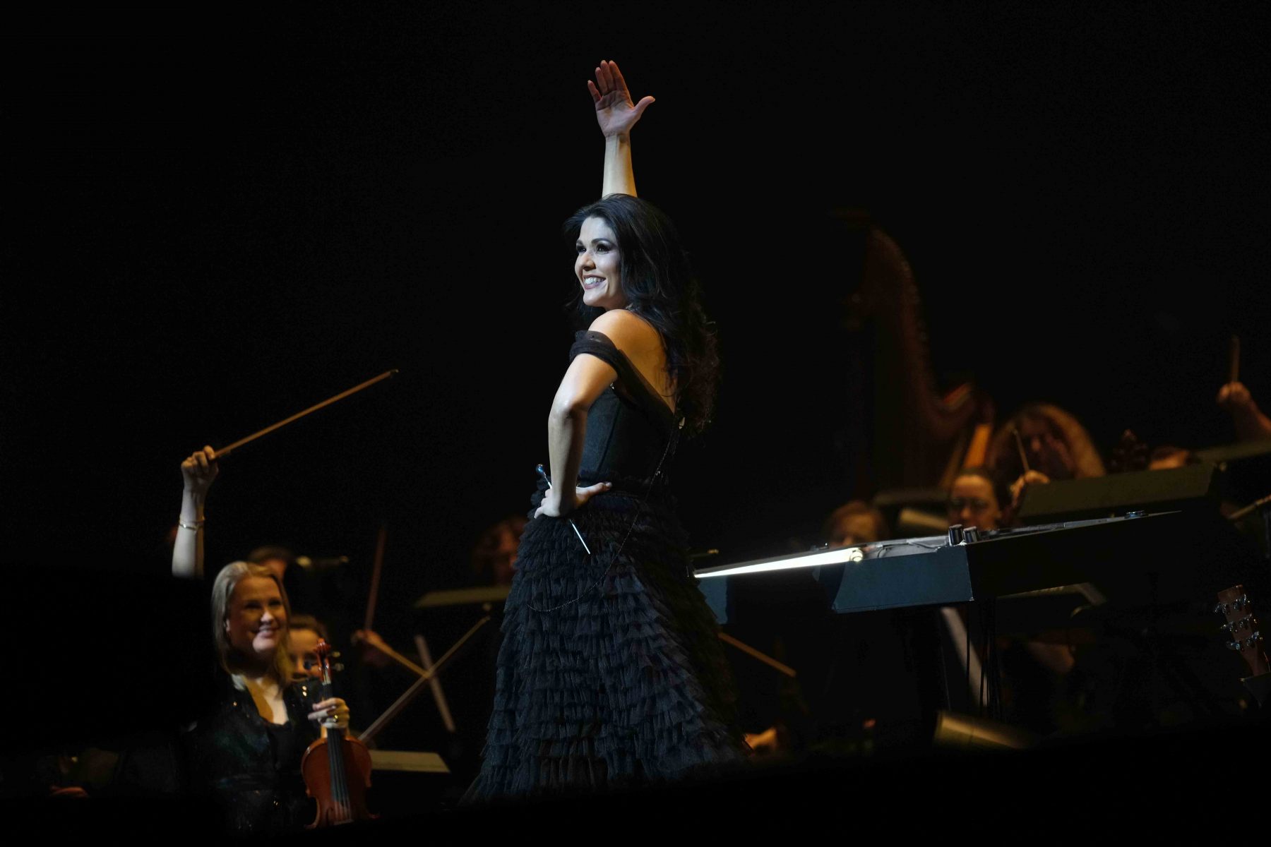 01.12.2023 Dirigentin Alexandra Arrieche beim Tourauftakt von Night of the Proms 2023 in der ausverkauften SAP Arena Mannheim.