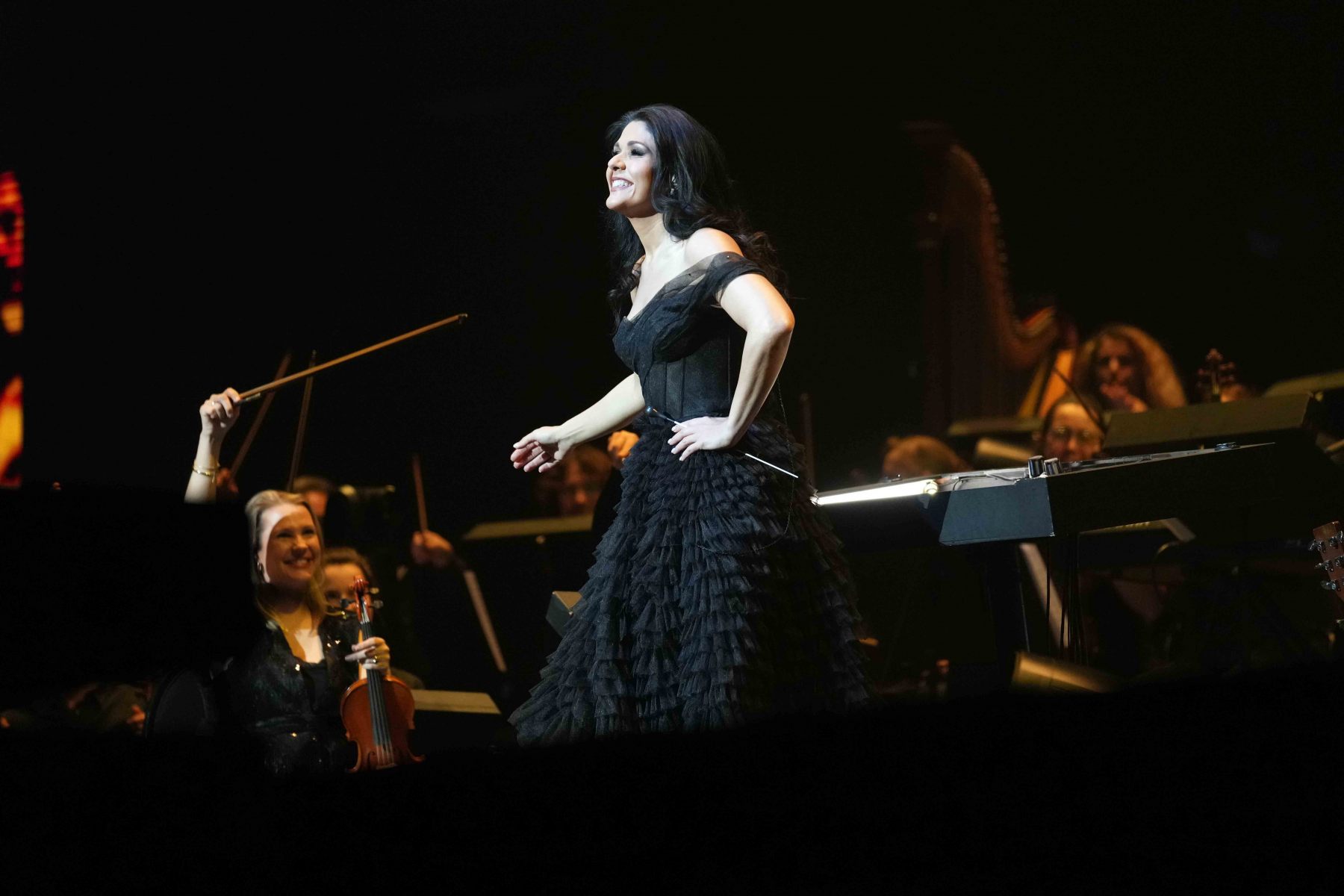 01.12.2023 Dirigentin Alexandra Arrieche beim Tourauftakt von Night of the Proms 2023 in der ausverkauften SAP Arena Mannheim.