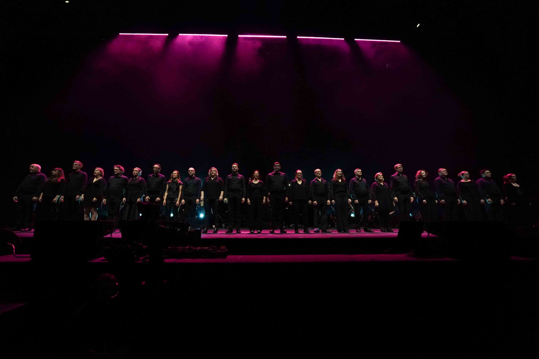 01.12.2023 Chor Fine Fleur beim  Tourauftakt von Night of the Proms 2023 in der ausverkauften SAP Arena Mannheim.