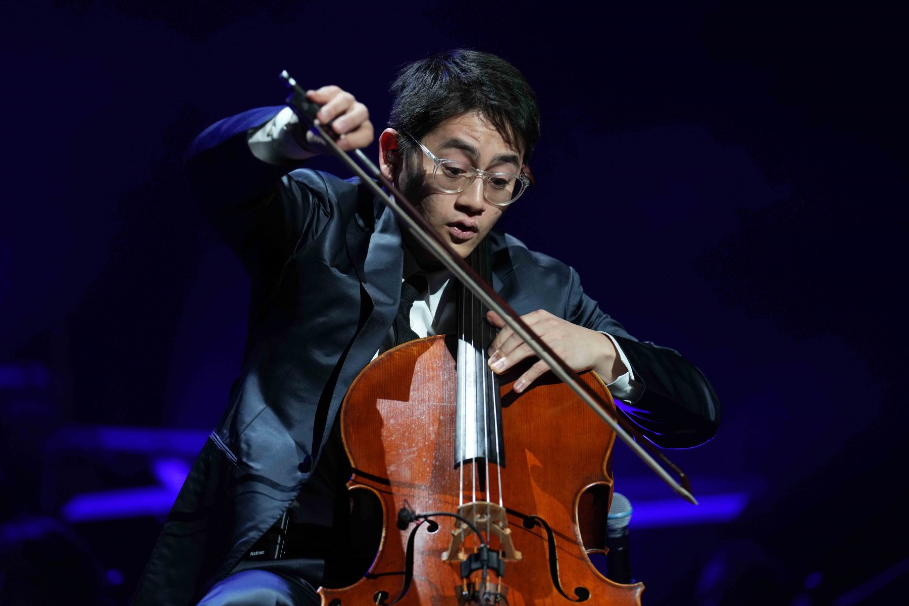 01.12.2023 Cellist Nathan Chan beim Tourauftakt von Night of the Proms 2023 in der ausverkauften SAP Arena Mannheim.
