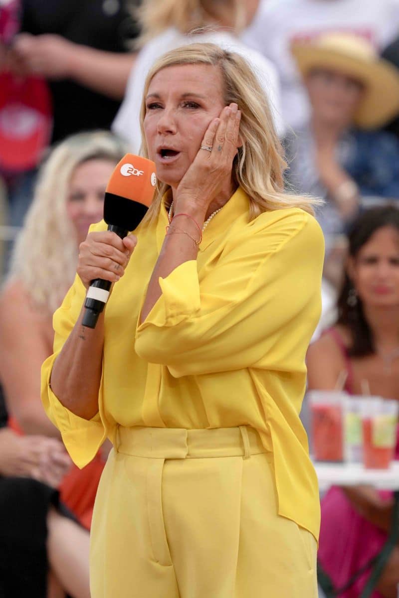 Moderatorin Andrea Kiwi Kiewel in der Unterhaltungsshow ZDF Fernsehgarten am 02.07.2023 in Mainz.