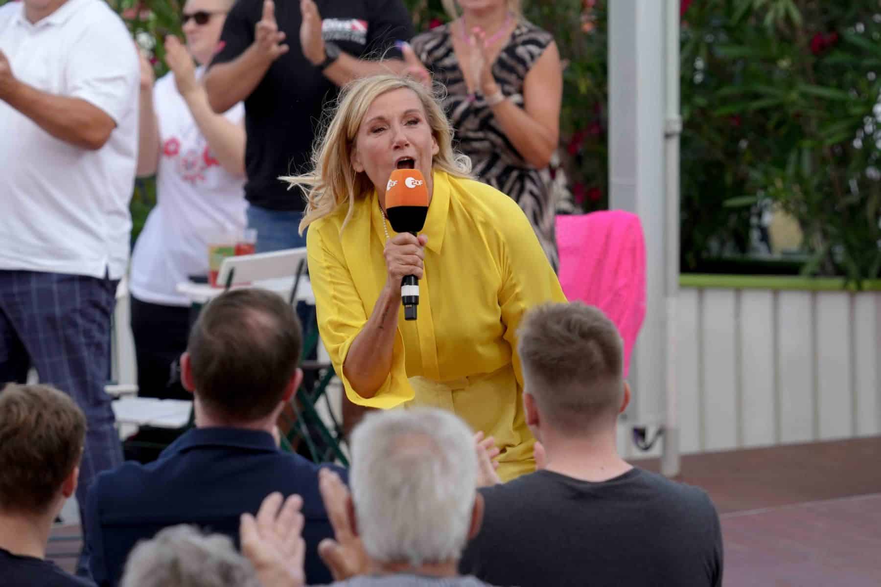 Moderatorin Andrea Kiwi Kiewel in der Unterhaltungsshow ZDF Fernsehgarten am 02.07.2023 in Mainz.