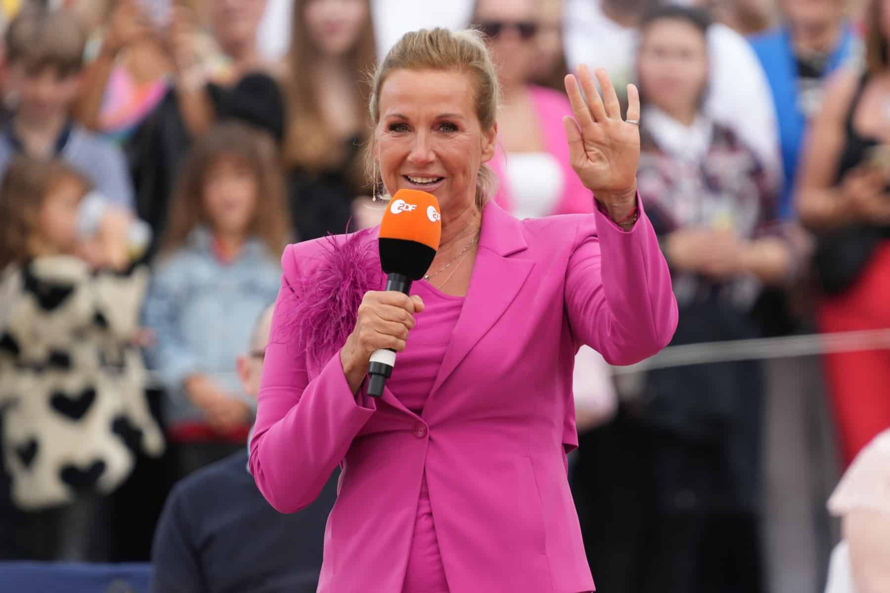 07.05.2023 Der ZDF - Fernsehgarten startet in die neue Saison. Moderatorin Andrea Kiwi Kiewel während der ZDF - Unterhaltungsshow Fernsehgarten in Mainz.