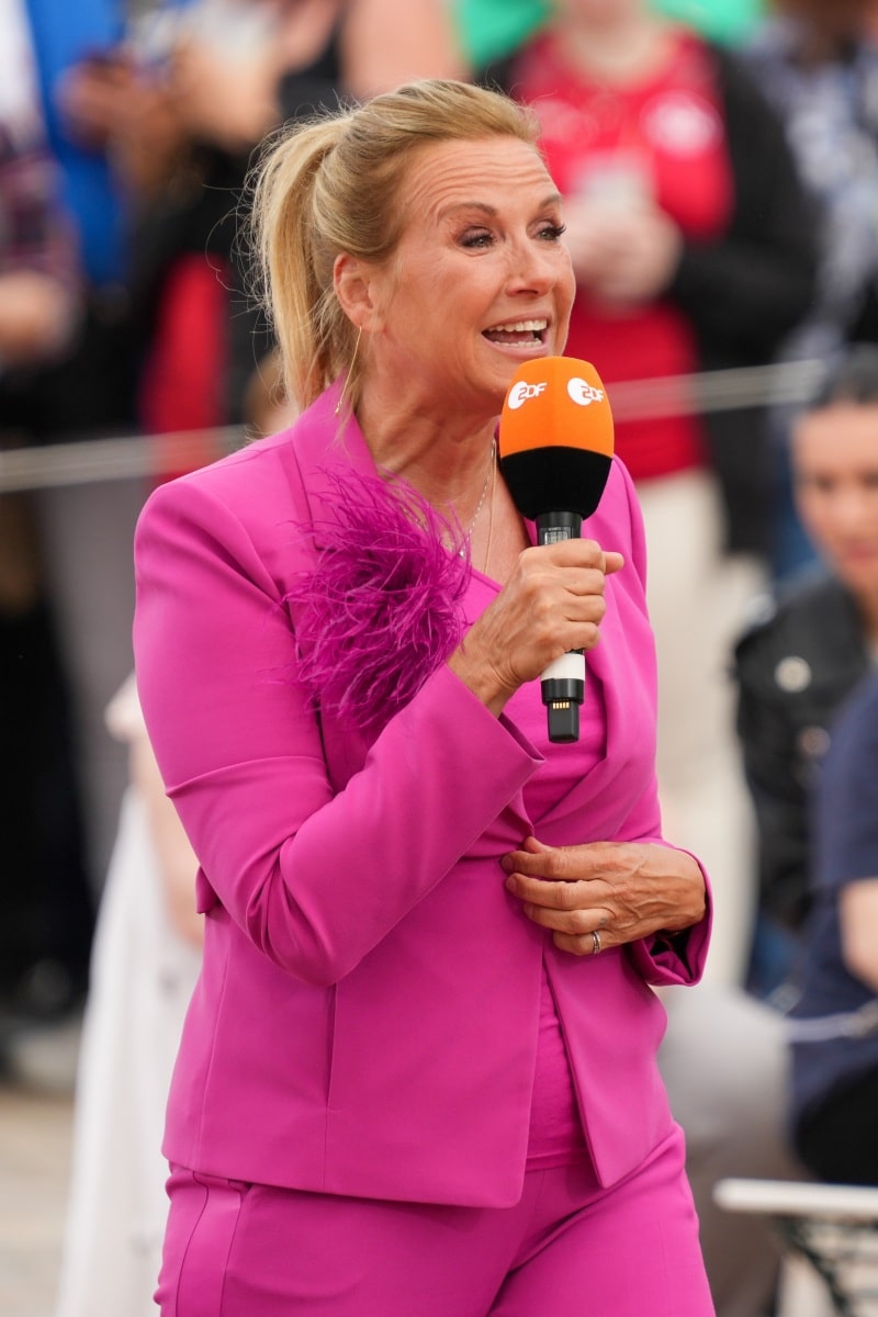 07.05.2023 Der ZDF - Fernsehgarten startet in die neue Saison. Moderatorin Andrea Kiwi Kiewel während der ZDF - Unterhaltungsshow Fernsehgarten in Mainz.