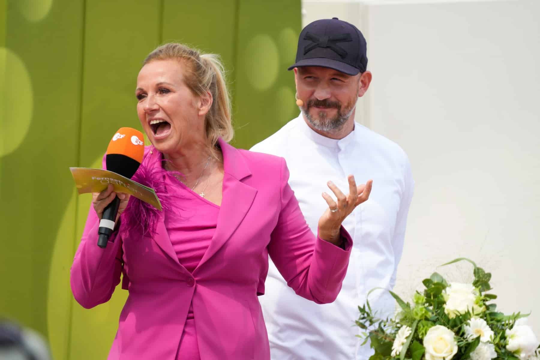 07.05.2023 Der ZDF - Fernsehgarten startet in die neue Saison. Moderatorin Andrea Kiwi Kiewel und Patissier Christian Hümbs während der ZDF - Unterhaltungsshow Fernsehgarten in Mainz.