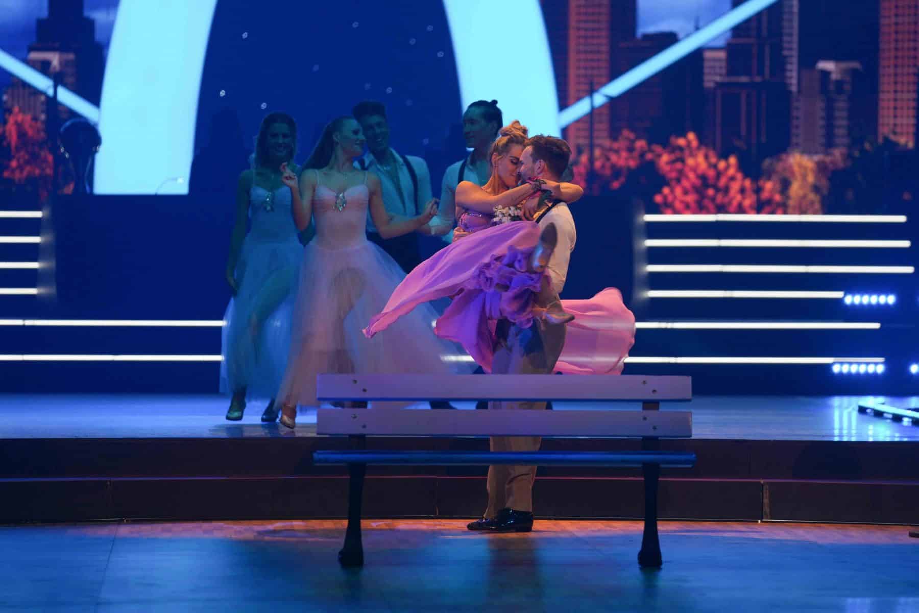 14.11.2022 Schauspielerin Sarah Mangione und Tanzprofi Vadim Garbuzov bei der Show Let s Dance - Die Live-Tournee 2022.