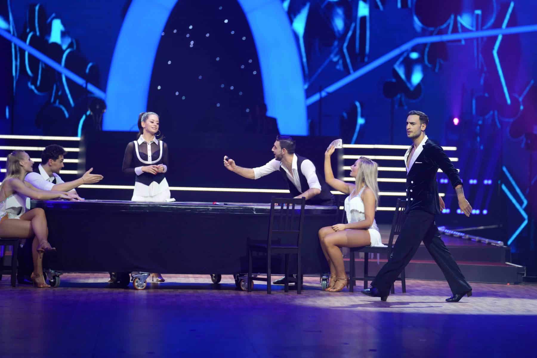 14.11.2022 Tänzerin Malika Dzumaev und Schauspieler Timur Ülker bei der Show Let s Dance - Die Live-Tournee 2022.