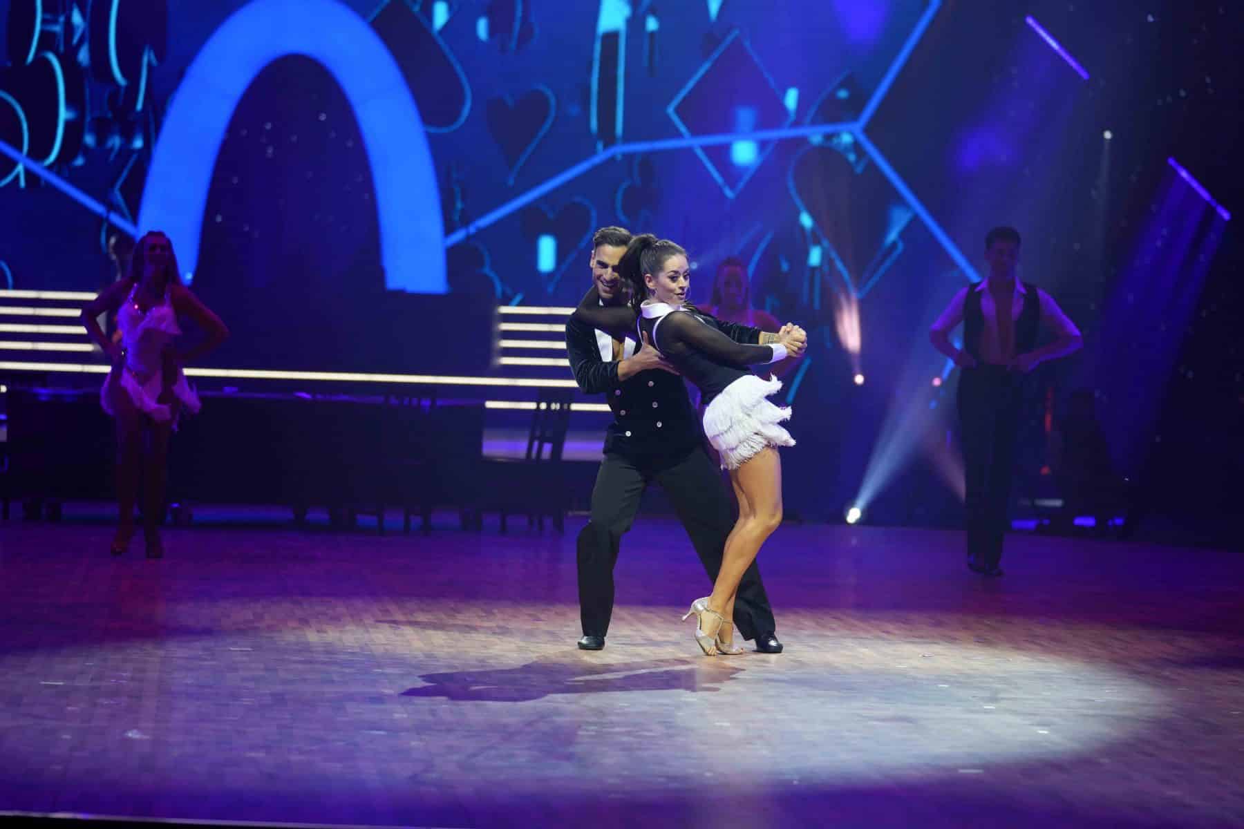 14.11.2022 Tänzerin Malika Dzumaev und Schauspieler Timur Ülker bei der Show Let s Dance - Die Live-Tournee 2022.