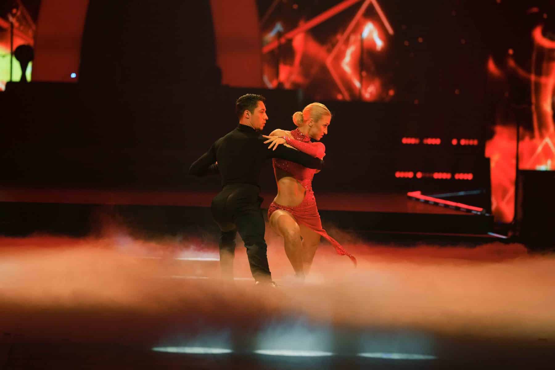 14.11.2022 Zirkus-Artist Rene Casselly und Tänzerin Kathrin Menzinger bei der Show Let s Dance - Die Live-Tournee 2022