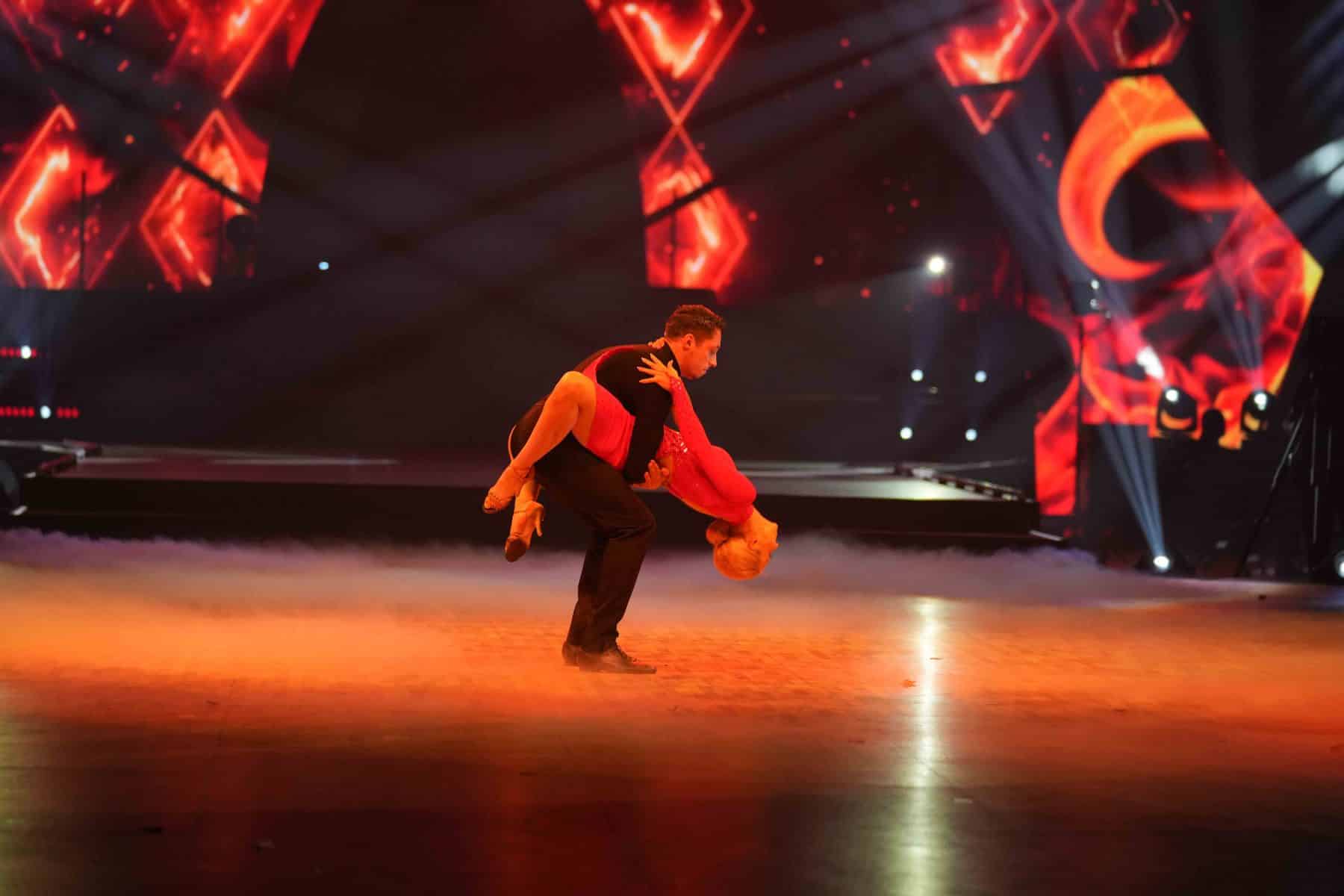 14.11.2022 Zirkus-Artist Rene Casselly und Tänzerin Kathrin Menzinger bei der Show Let s Dance - Die Live-Tournee 2022