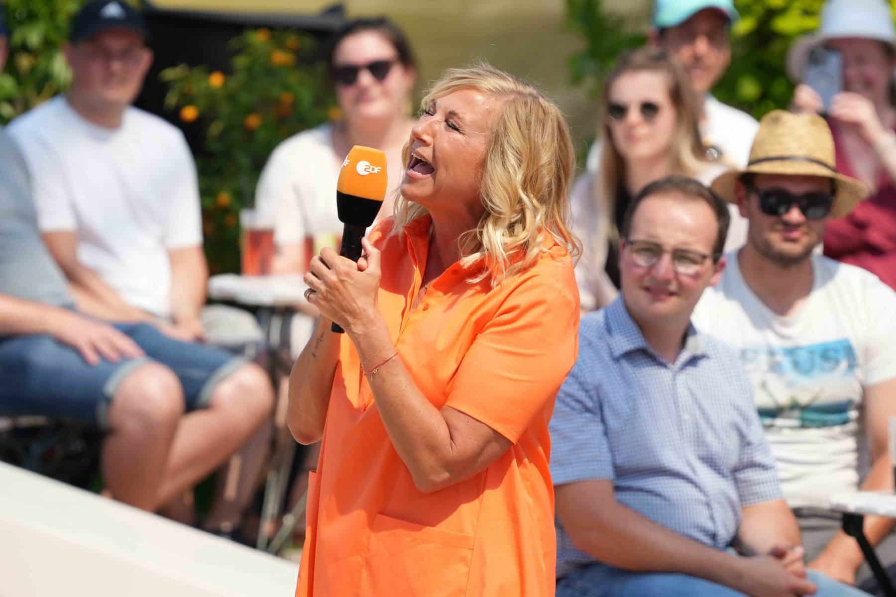 Andrea „Kiwi“ Kiewel in der Unterhaltungsshow ZDF Fernsehgarten am 25.06.2023 in Mainz.