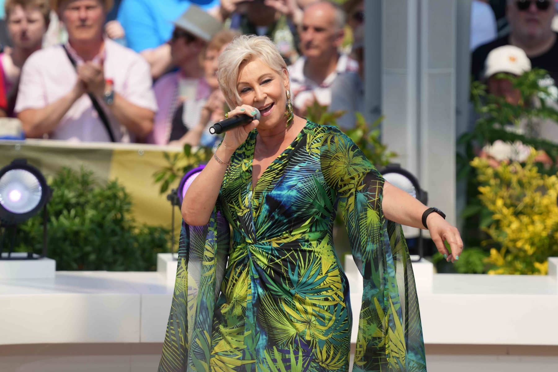 Claudia Jung in der Unterhaltungsshow ZDF Fernsehgarten am 25.06.2023 in Mainz.