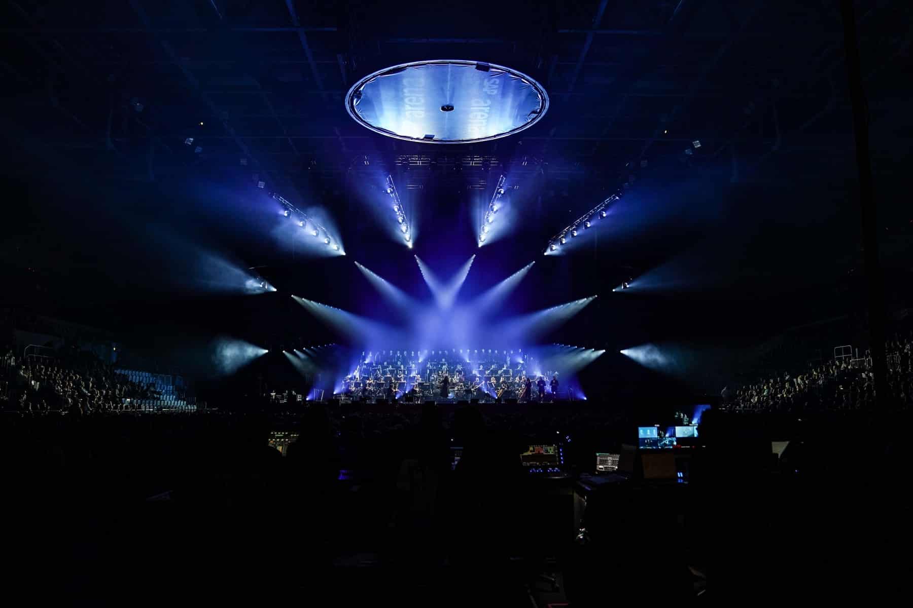 26.11.2022 Night of the Proms 2022 in der SAP Arena Mannheim. Das Antwerp Philharmonic Orchestra und den Chor Fine Fleur unter der Leitung der Dirigentin Alexandra Arrieche.