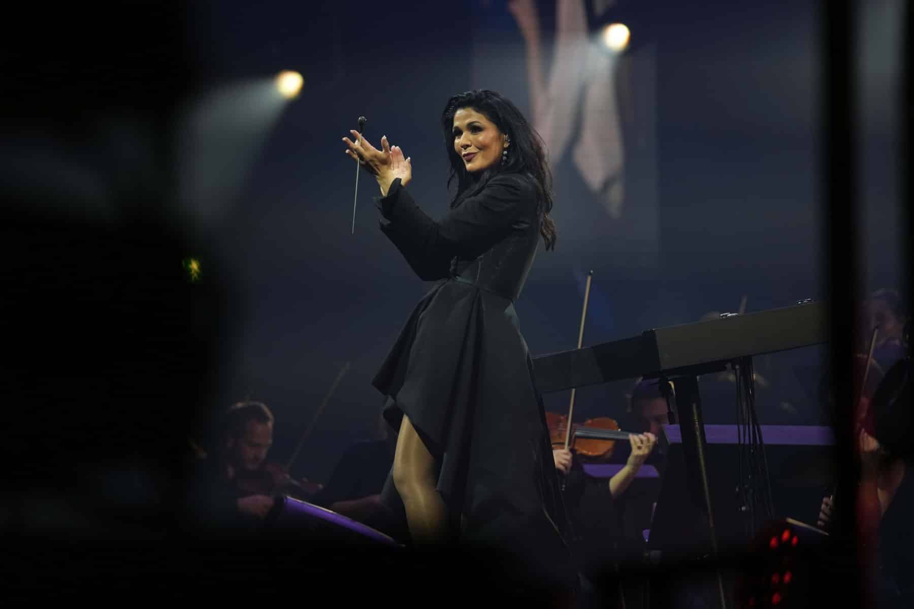 26.11.2022 Dirigentin Alexandra Arrieche bei den Night of the Proms 2022 in der SAP Arena Mannheim.