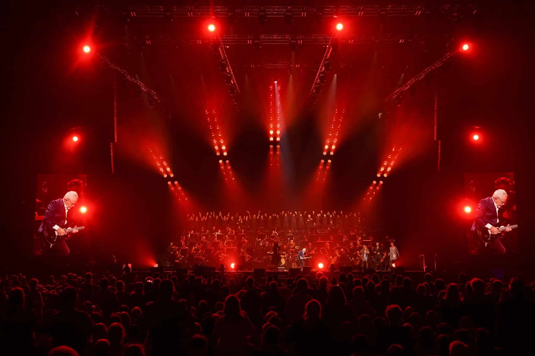26.11.2022 Nik Kershaw bei den Night of the Proms 2022 in der SAP Arena Mannheim.