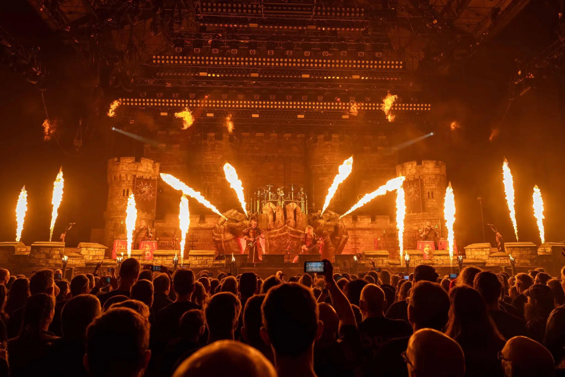 Sabaton mit ihrer „The Legendary Tour“ am 25.11.2025 in der Frankfurter Festhalle.
Fotos © by Boris Korpak | bokopictures Sabaton mit ihrer „The Legendary Tour“ am 25.11.2025 in der Frankfurter Festhalle.
Fotos © by Boris Korpak | bokopictures