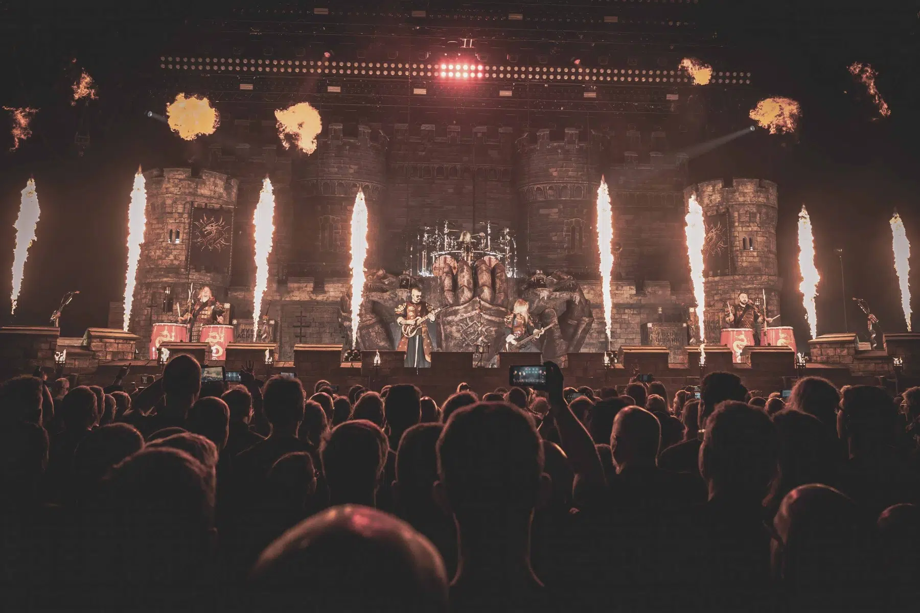 Sabaton mit ihrer „The Legendary Tour“ am 25.11.2025 in der Frankfurter Festhalle.
Fotos © by Boris Korpak | bokopictures Sabaton mit ihrer „The Legendary Tour“ am 25.11.2025 in der Frankfurter Festhalle.
Fotos © by Boris Korpak | bokopictures