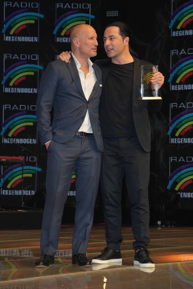 31.03.2023 Benno Fürmann und Bülent Ceylan bei der Verleihung vom Radio Regenbogen Award im Europapark Rust.