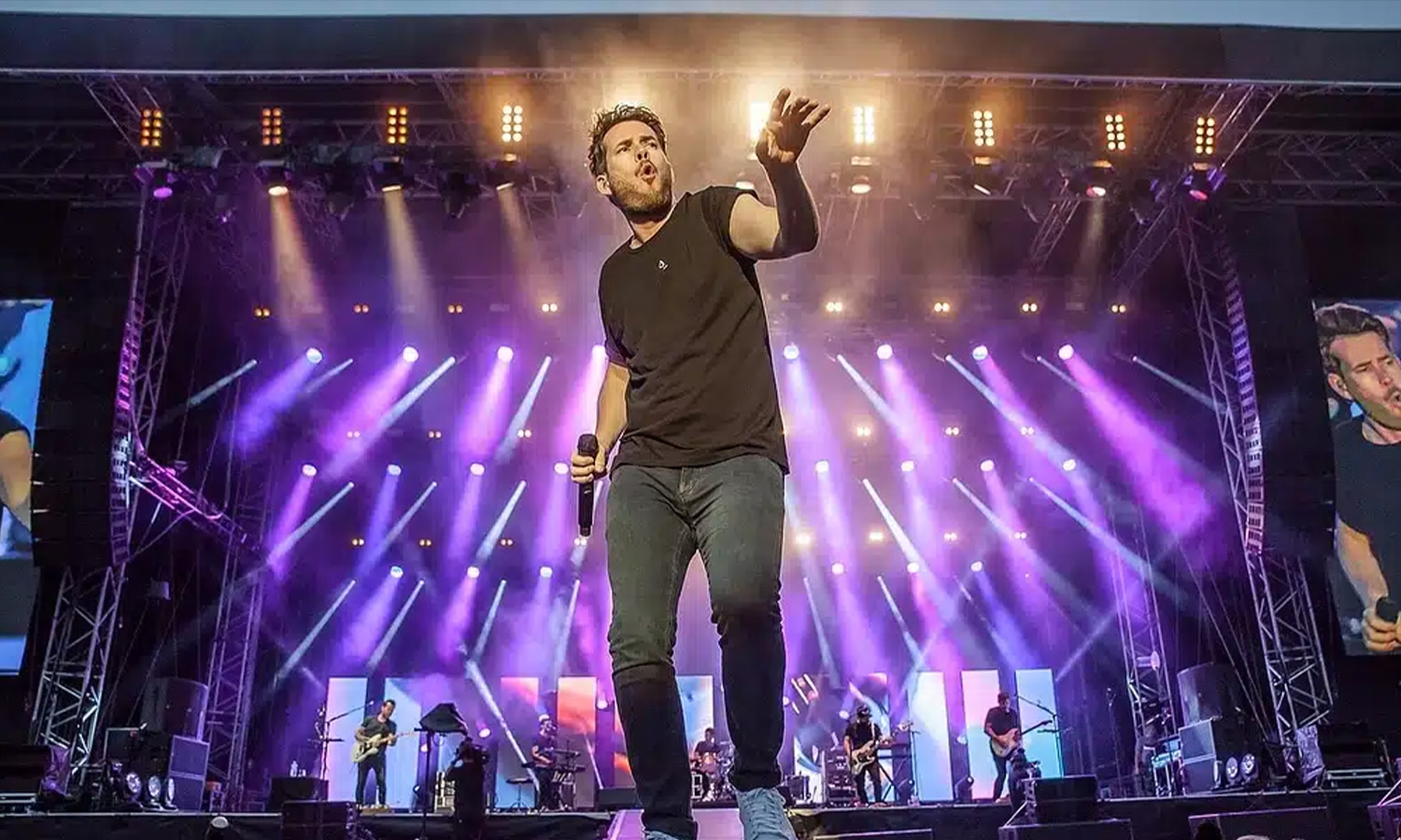 Revolverheld Sänger Johannes Strate bei der Show beim Hessentag Korbach 2018 auf der Bühne