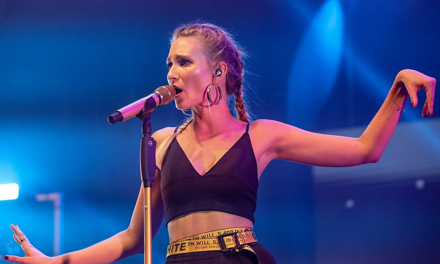 Carolin Niemczyk und Daniel Grunenberg von Glasperlenspiel performen live auf der Bühne beim Zeltfestival Rhein-Neckar in Mannheim vor Publikum.