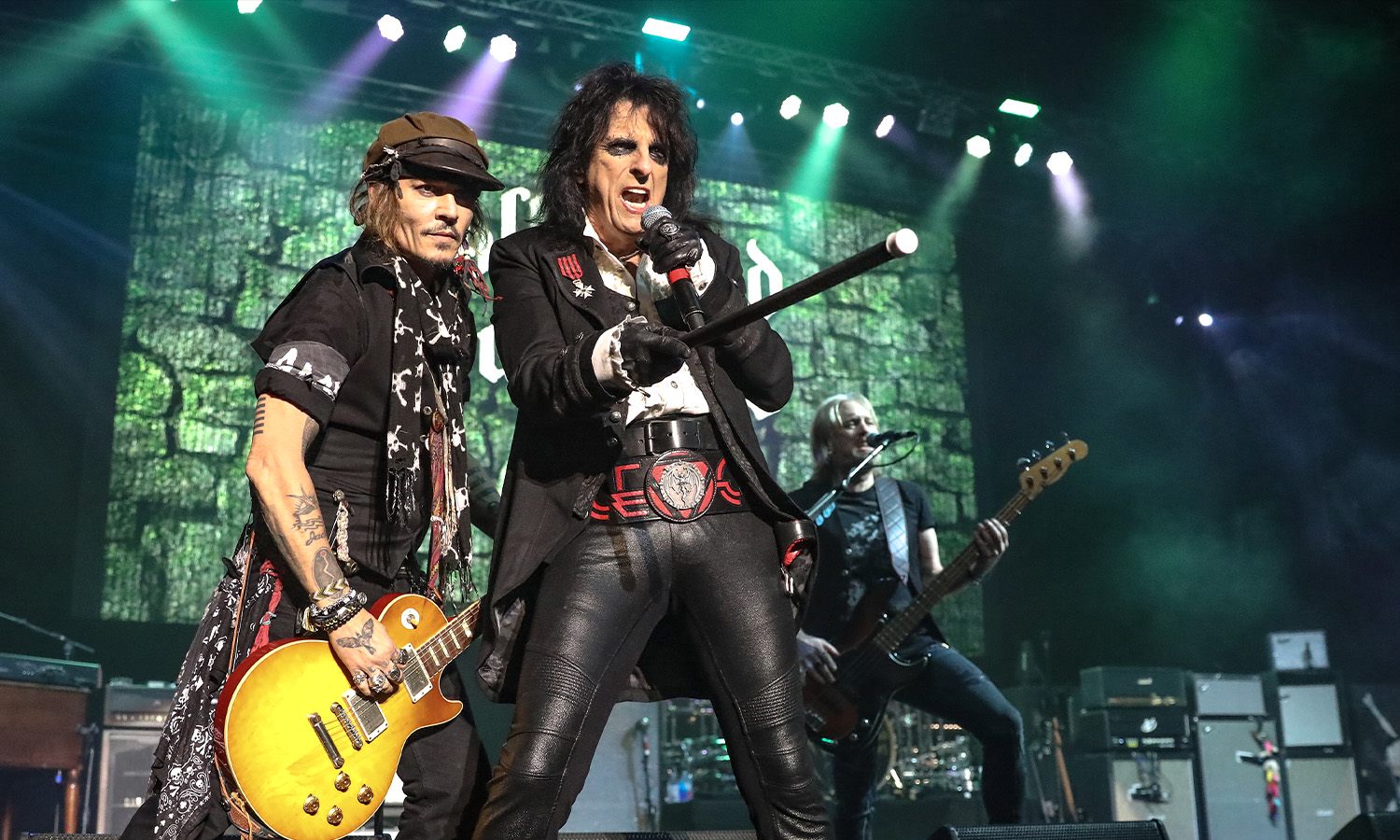 Alice Cooper und Johnny Depp performen gemeinsam auf der Bühne der Jahrhunderthalle in Frankfurt.