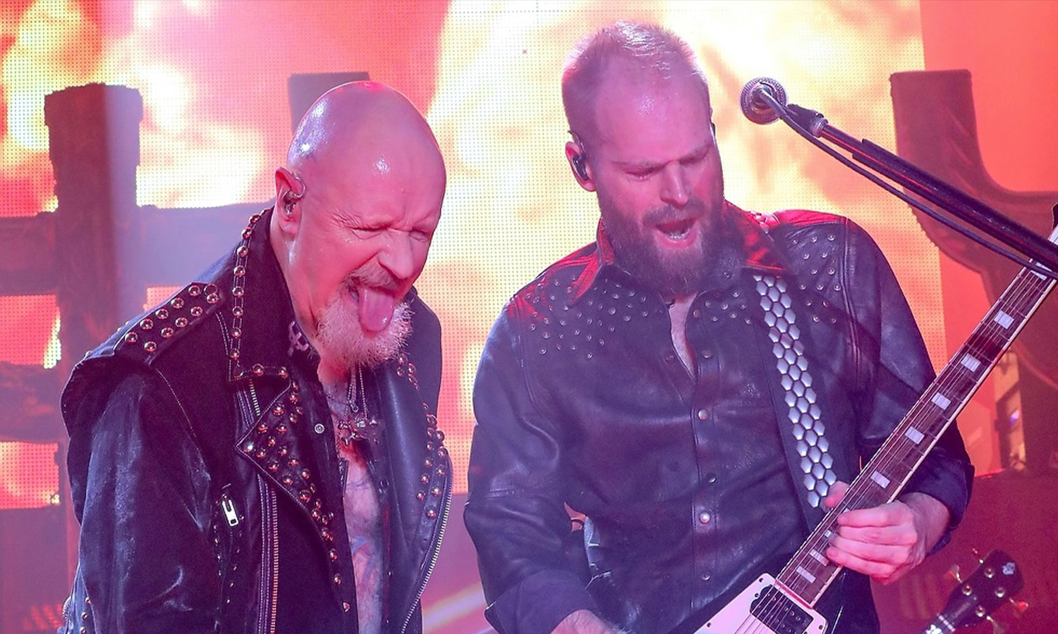 Sänger Rob Halford von Judas Priest steht in einer silbernen Fransenkutte live auf der Bühne des Zeltfestivals Rhein-Neckar in Mannheim.