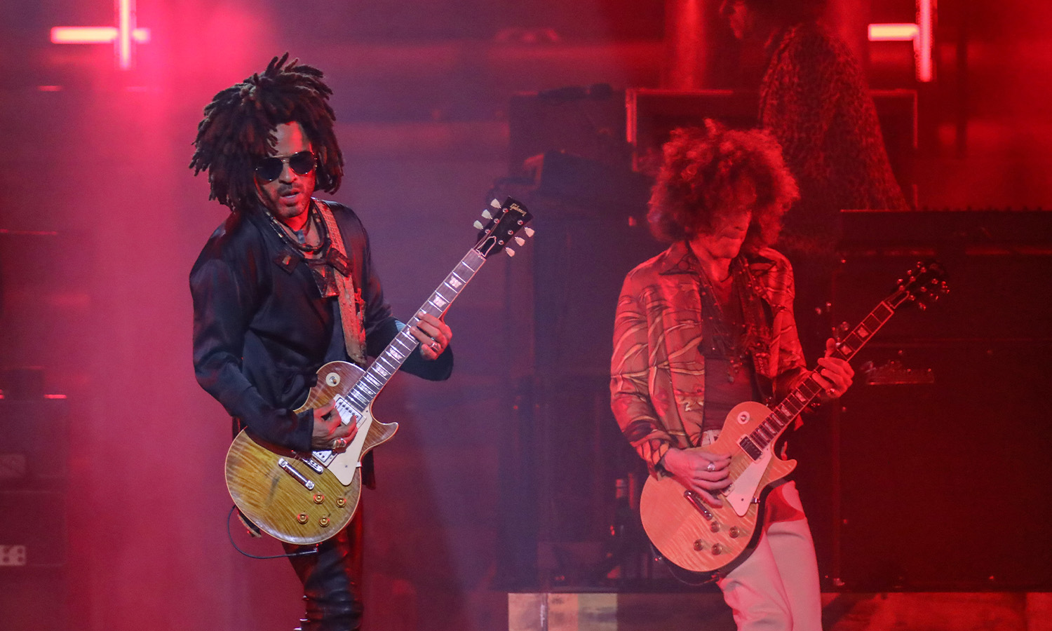 Rockstar Lenny Kravitz spielt voller Leidenschaft Gitarre bei seinem energiegeladenen Live-Konzert in der Festhalle Frankfurt.