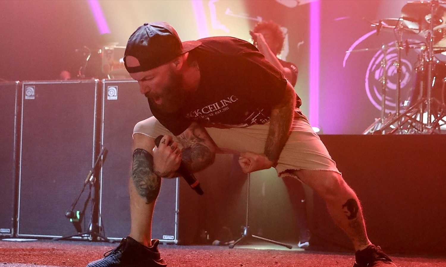 Frontmann Fred Durst von Limp Bizkit steht live auf der Bühne des Zeltfestivals Rhein-Neckar in Mannheim und singt ins Mikrofon.
