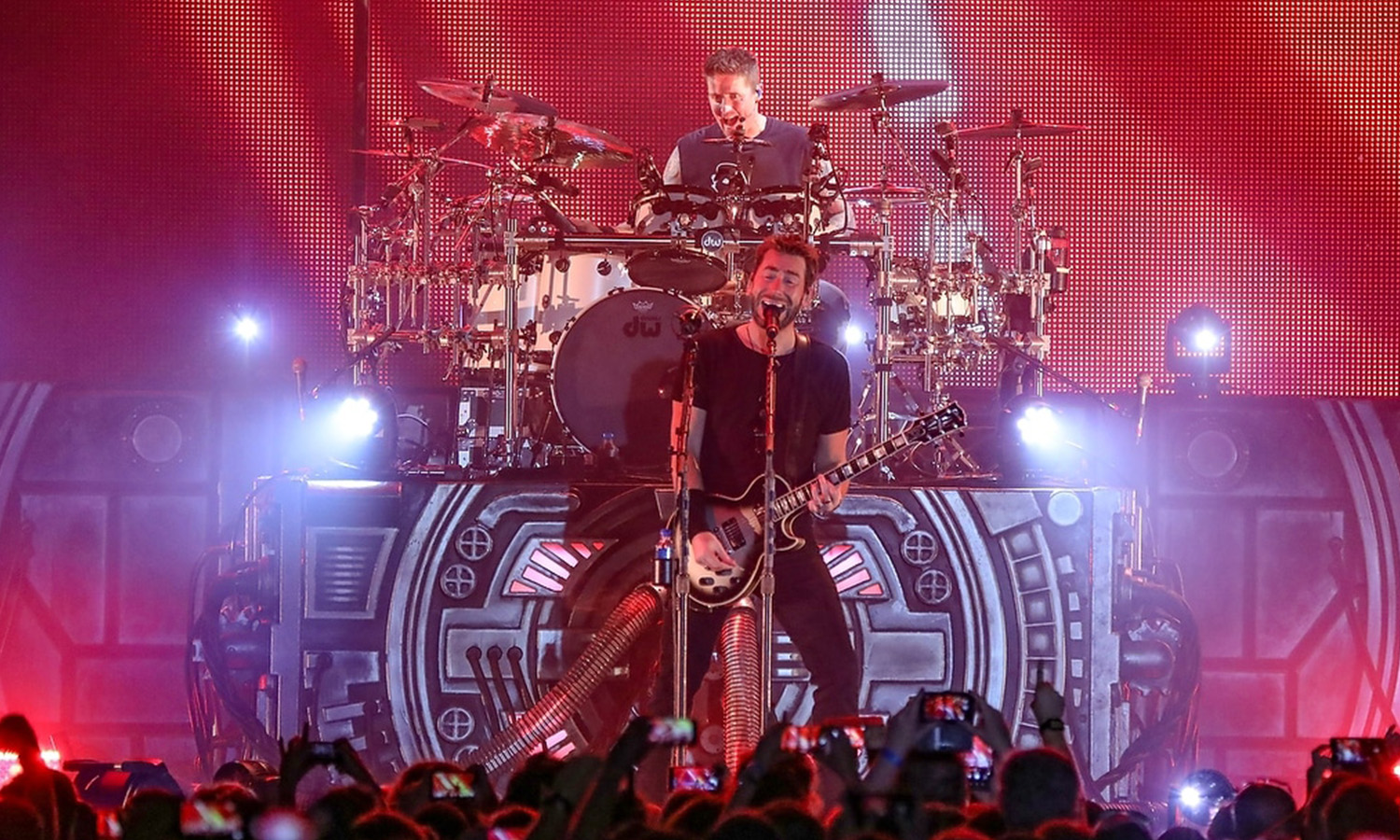 Chad Kroeger von Nickelback singt und spielt live Gitarre auf der großen Bühne bei einem Konzert in der Festhalle Frankfurt.