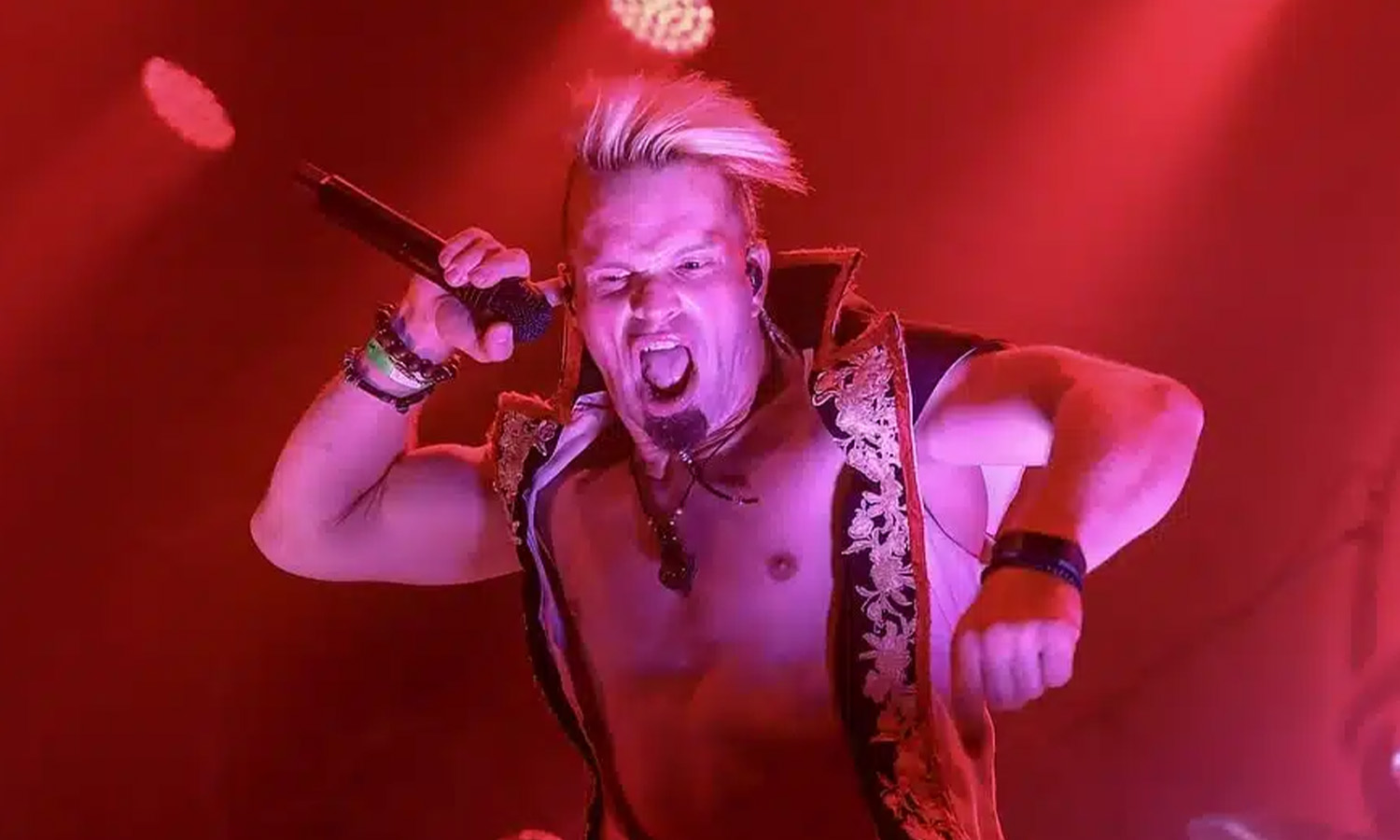 Sänger Alea der Bescheidene von Saltatio Mortis steht bei einer feurigen Live-Show auf der Bühne des Zeltfestivals Rhein-Neckar vor einem feiernden Publikum.