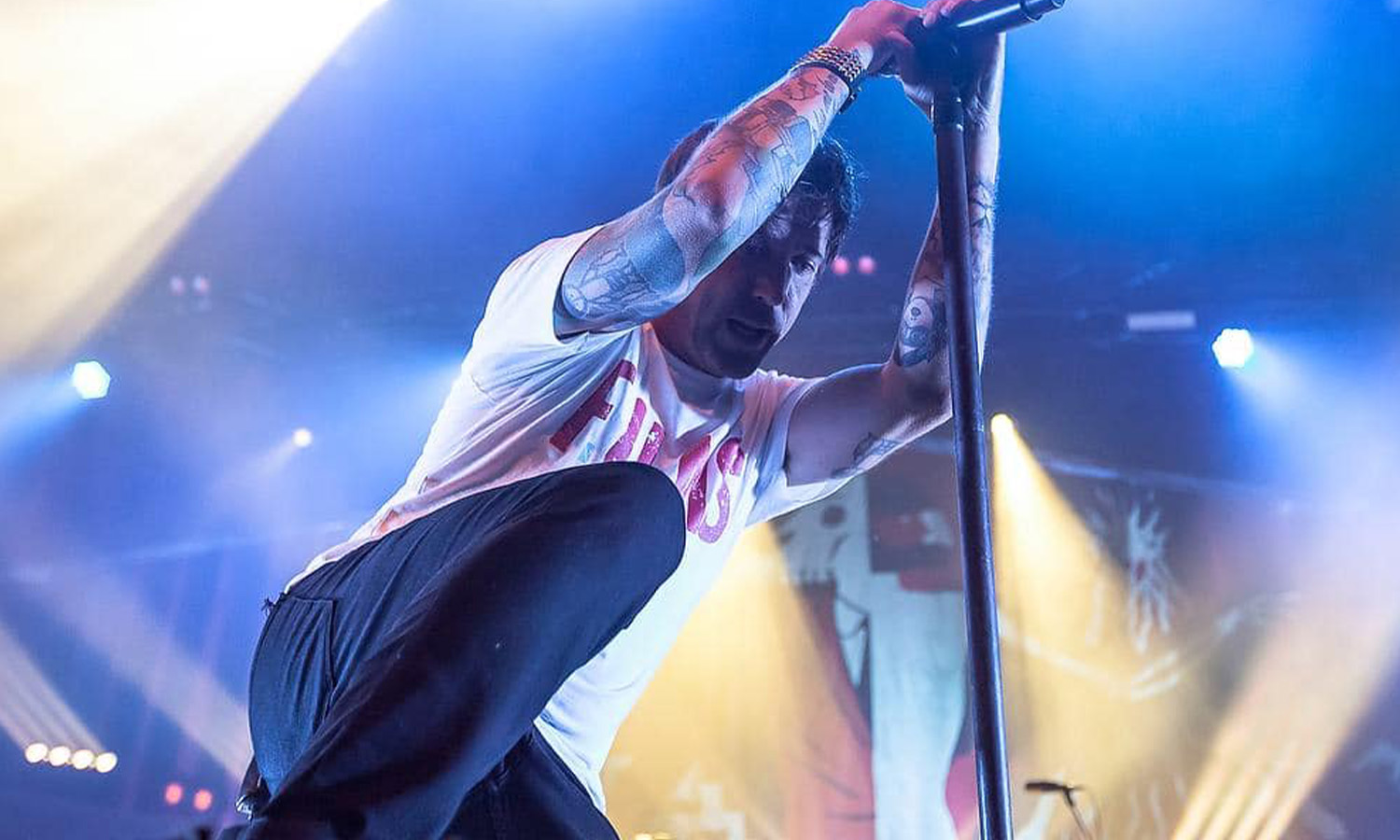 Sänger Ben Kowalewicz von Billy Talent steht live auf der Bühne im Schlachthof Wiesbaden bei einem Benefiz-Konzert vor feierndem Publikum.