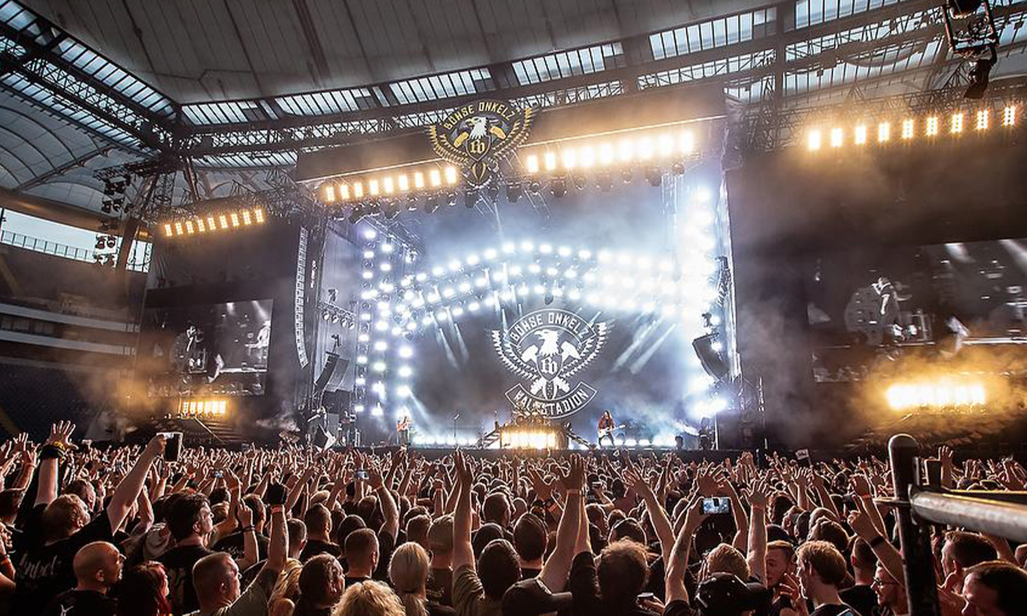 Stephan Weidner und die Böhsen Onkelz stehen live auf der großen Bühne in der ausverkauften Commerzbank-Arena in Frankfurt vor begeistertem Publikum.