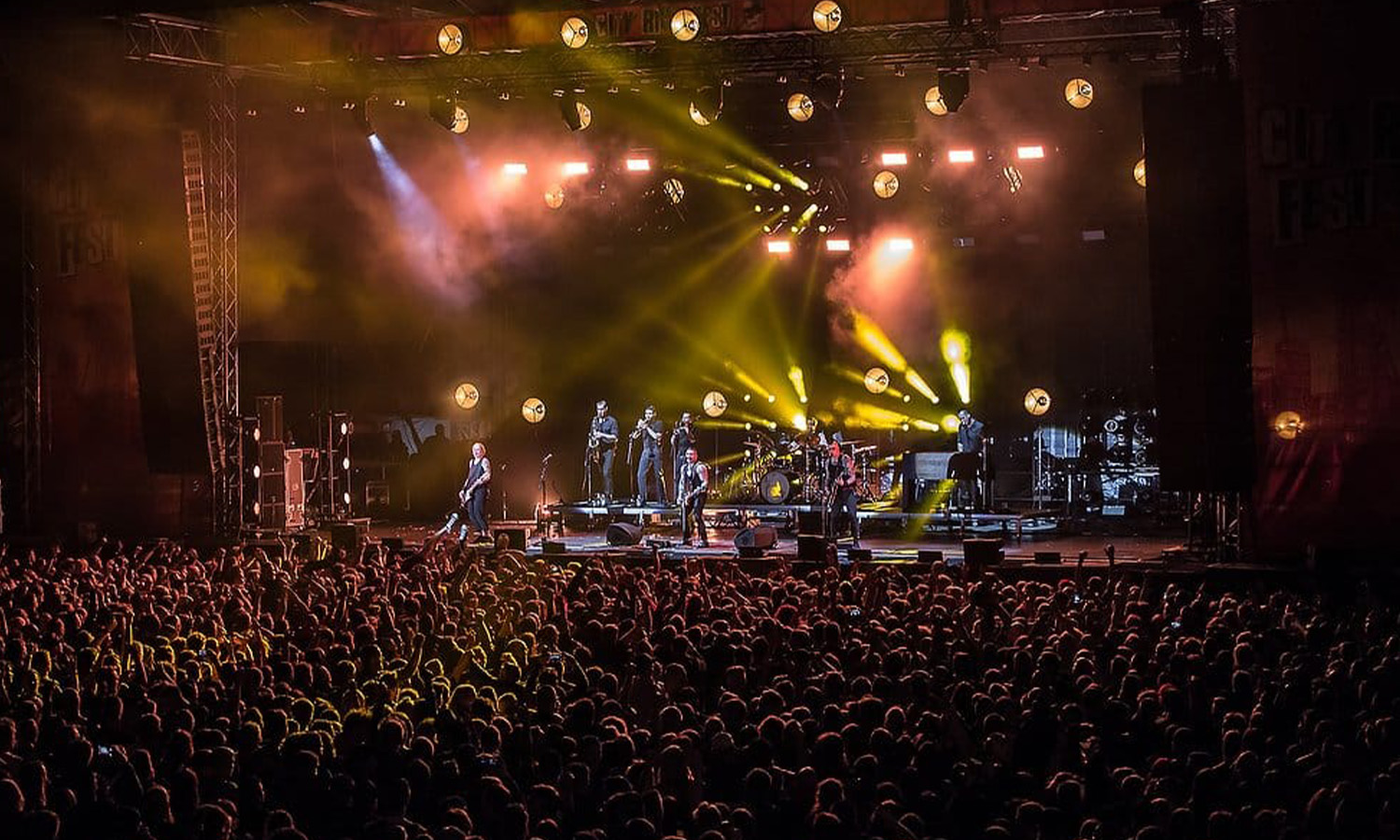 Frontmann Sammy und die Broilers stehen live auf der grossen Open-Air-Bühne beim City Riot Festival am Schlachthof Wiesbaden vor feierndem Publikum.