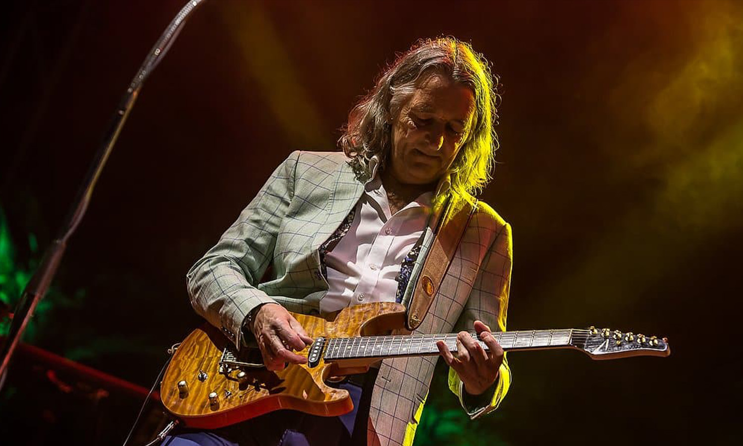 Musiker Roger Hodgson steht live am Keyboard auf der Freilichtbühne beim Gießener Kultursommer vor begeistert mitsingendem Publikum.