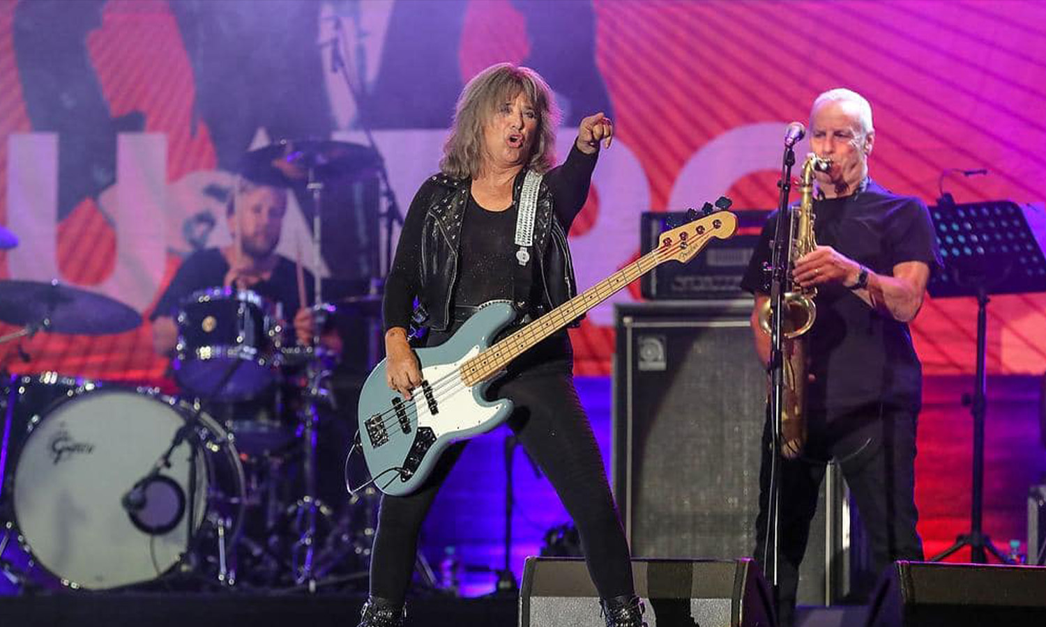Rocklegende Suzi Quatro steht mit ihrem Bass und im Lederoutfit live auf der Open-Air-Bühne beim Jubiläum des Musiktheater REX in Lorsch.