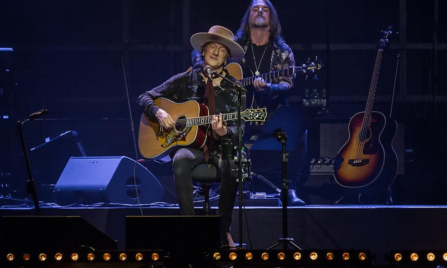 Marius Müller-Westernhagen steht live mit seiner Band auf der Bühne in der Festhalle Frankfurt vor begeistertem Publikum.