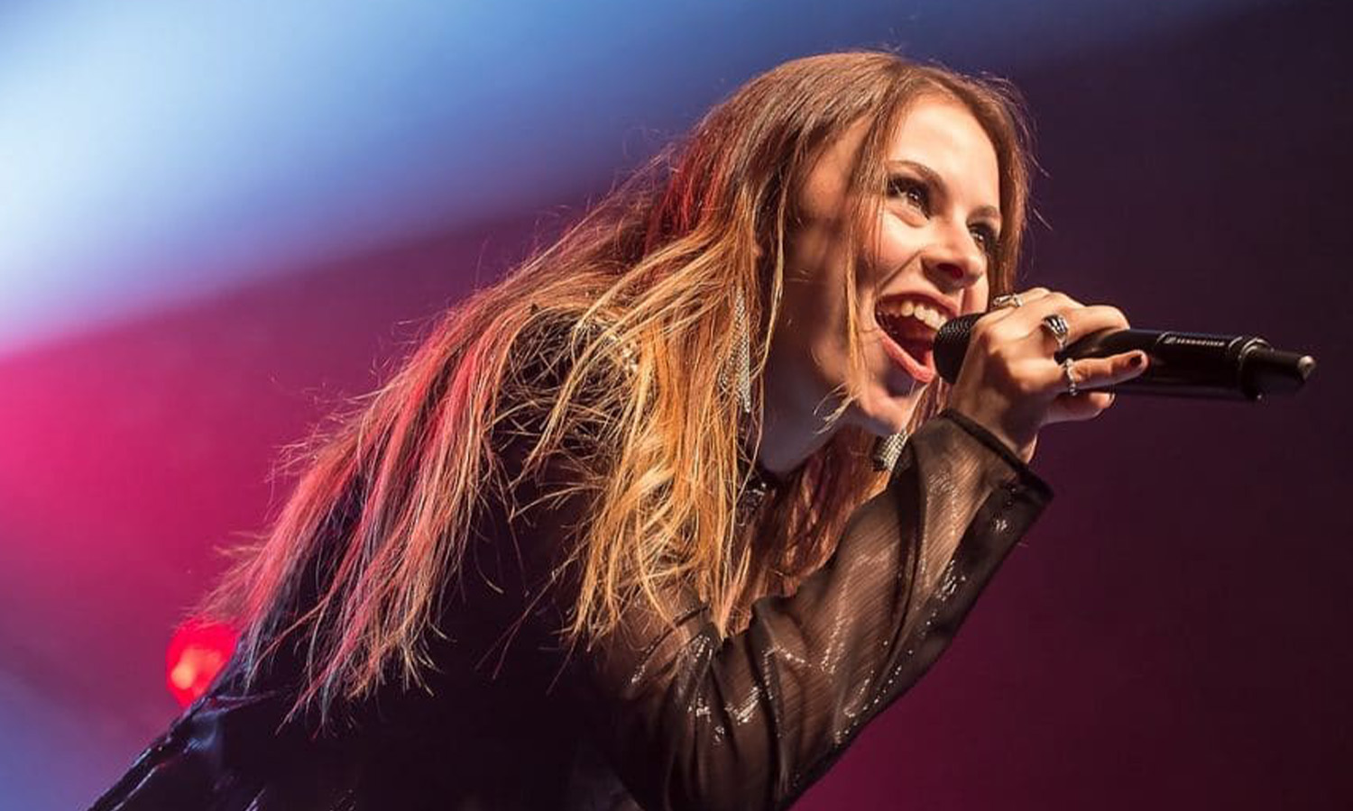 Sängerin Jennifer Haben von Beyond The Black steht live auf der Bühne in der Live Music Hall in Köln vor begeistertem Publikum.