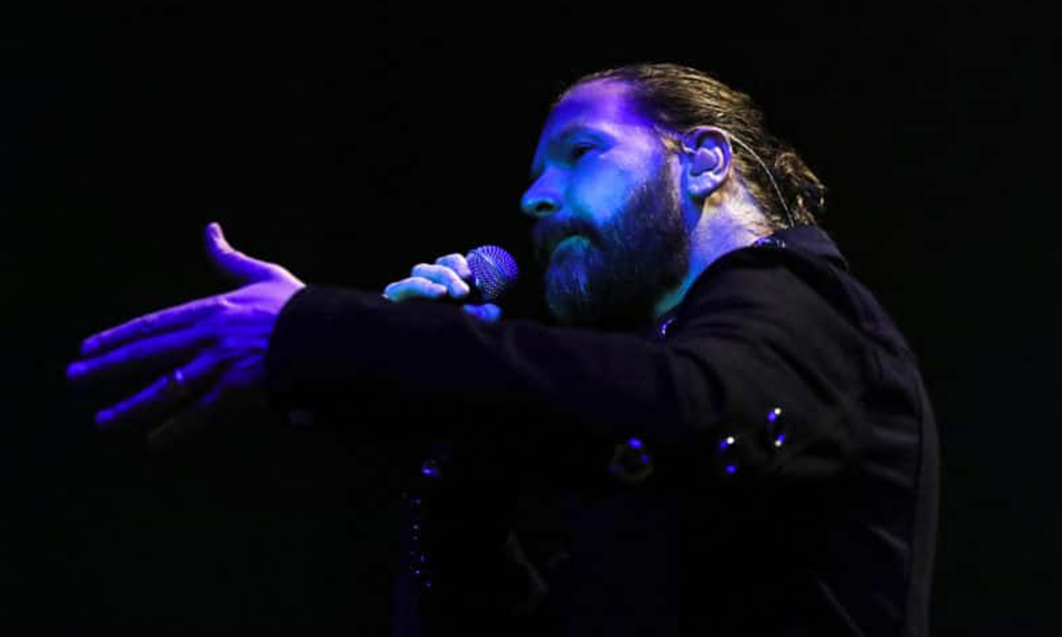 Sänger Rea Garvey steht live auf der großen Bühne in der Festhalle Frankfurt vor begeistertem Publikum.