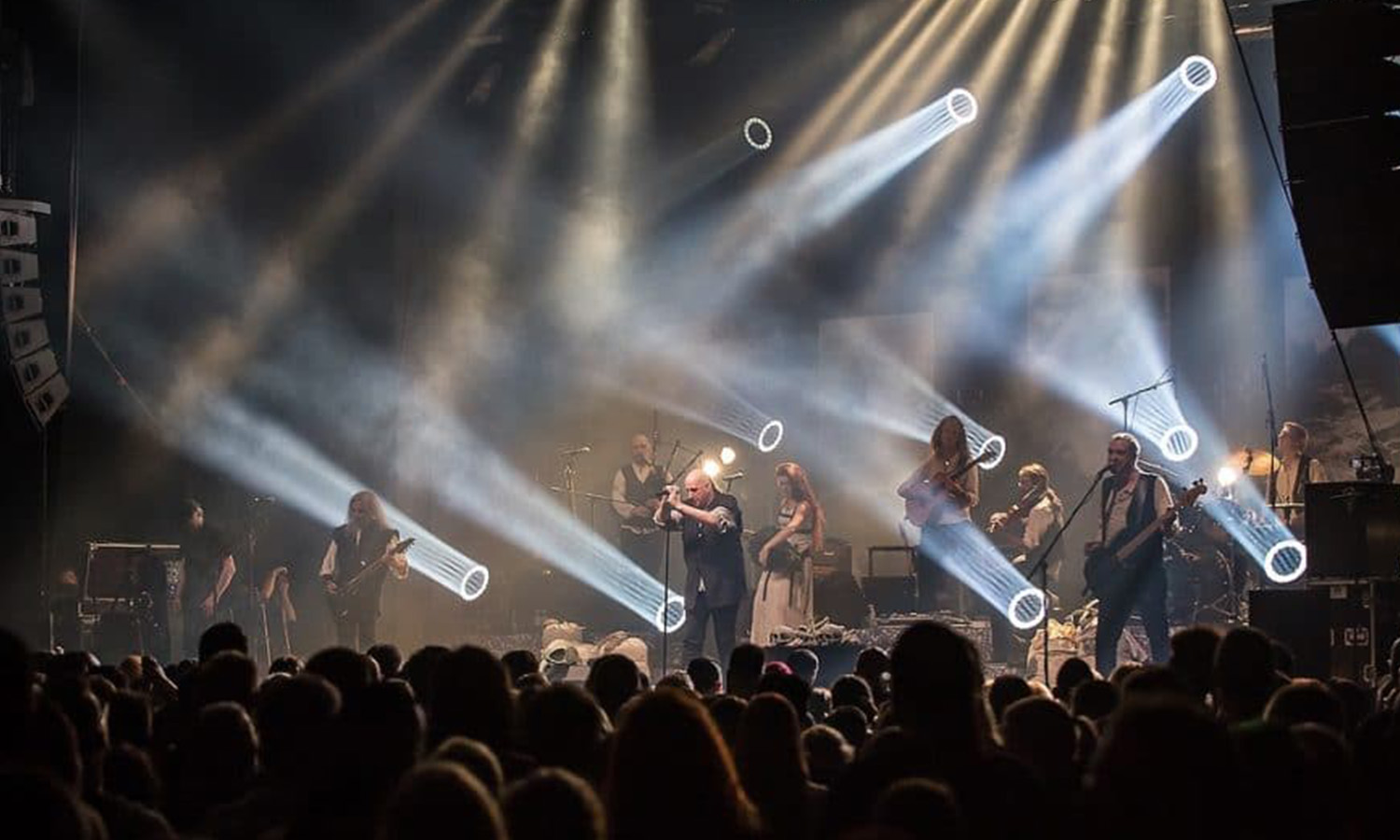 Frontmann Asp steht live auf der Bühne im Schlachthof Wiesbaden und performt vor Publikum den Krabat-Liederzyklus.