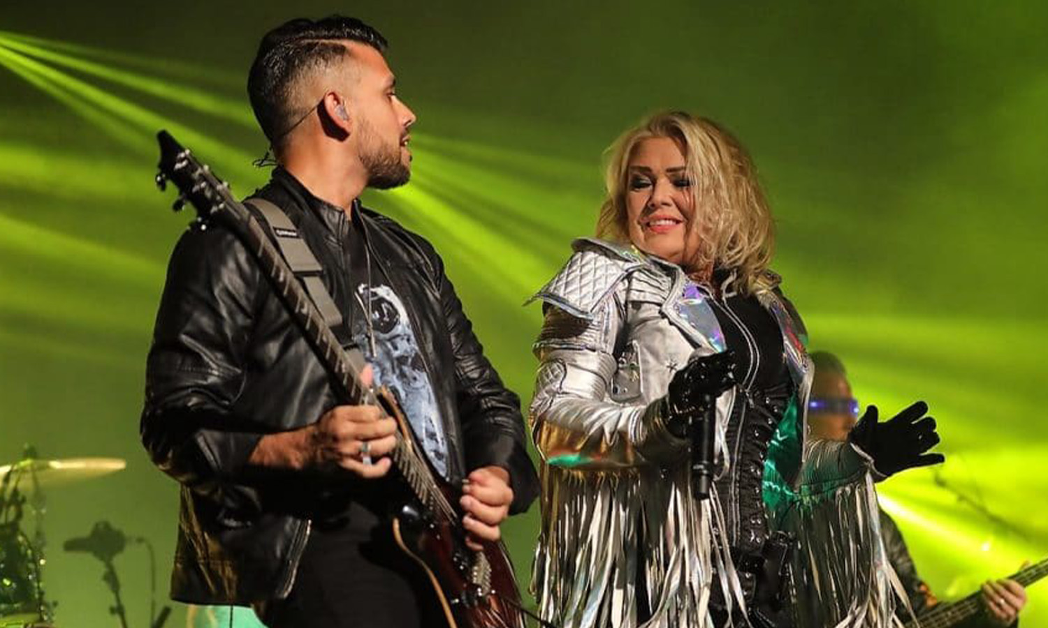 Sängerin Kim Wilde steht gut gelaunt und energiegeladen live auf der Bühne im Mannheimer Capitol vor feierndem Publikum.