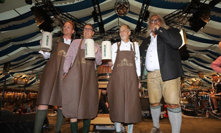 Zünftige Festzeltstimmung beim traditionellen Fassbieranstich auf dem Mannheimer Oktoberfest im großen Zelt am Carl-Benz-Stadion.