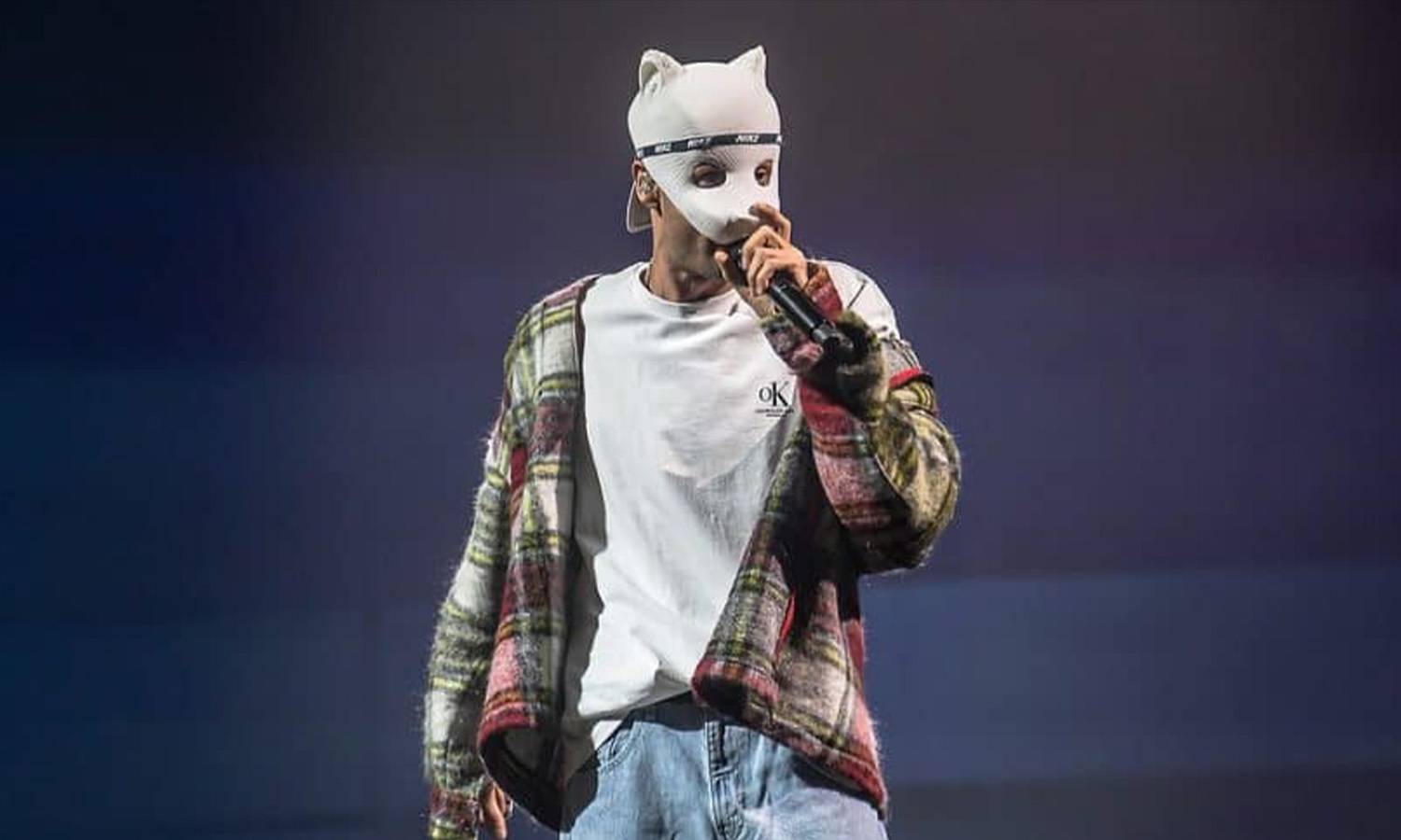 Rapper Cro mit seiner bekannten Panda-Maske steht live auf der großen Bühne in der Festhalle Frankfurt vor zehntausenden feiernden Fans.