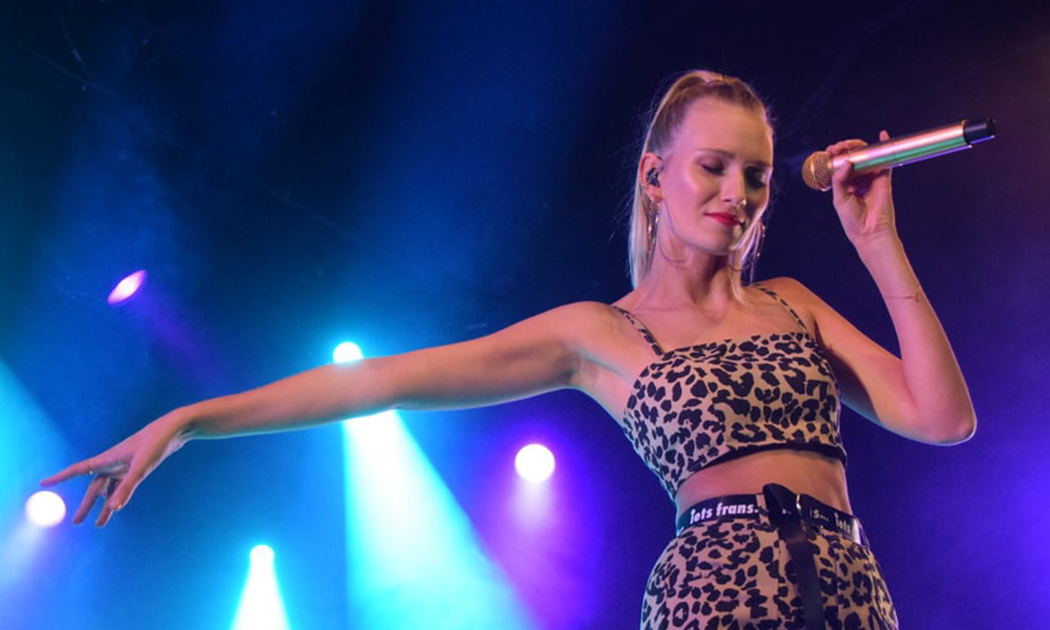 Carolin Niemczyk von Glasperlenspiel performt mit ansteckender Leichtigkeit live auf der Bühne in der Batschkapp Frankfurt vor feierndem Publikum.