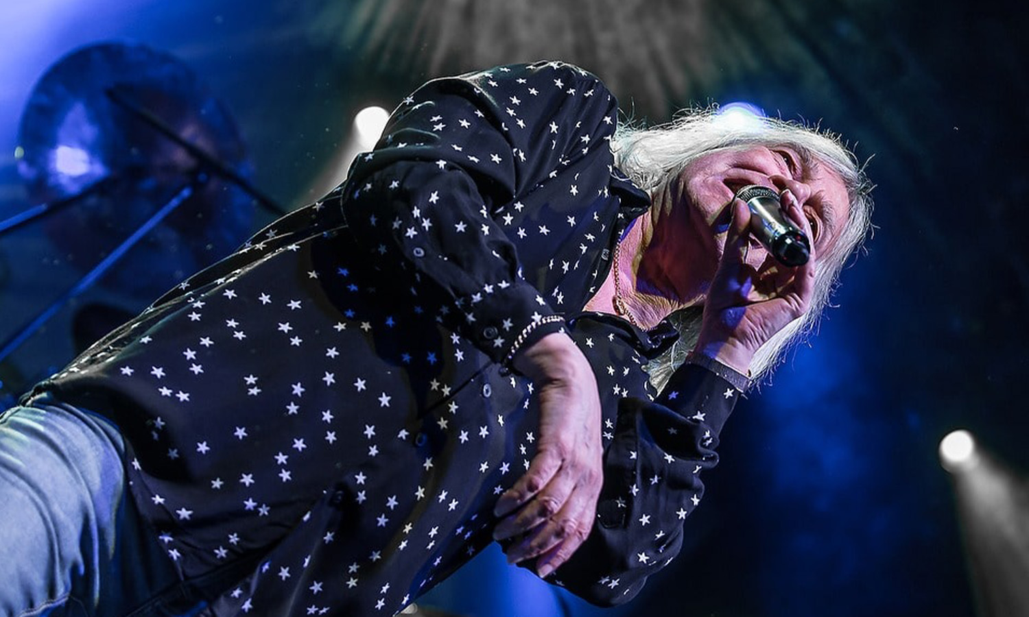 Sänger Bob Catley und Gitarrist Tony Clarkin von der Band MAGNUM stehen live auf der Bühne der Batschkapp Frankfurt vor Publikum.