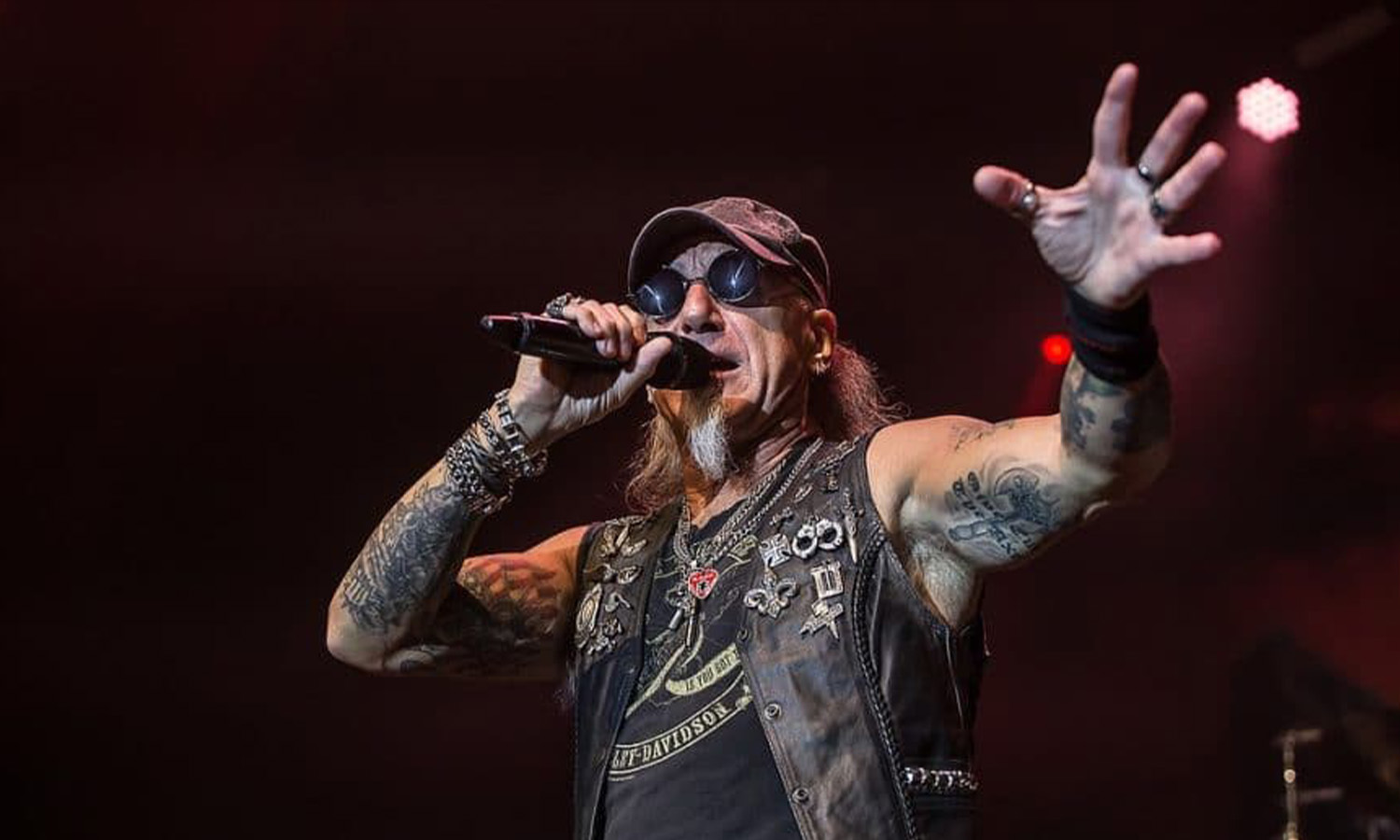 Die Band Accept performt live und energiegeladen auf der Bühne beim Rise Of Chaos Metal-Festival.
