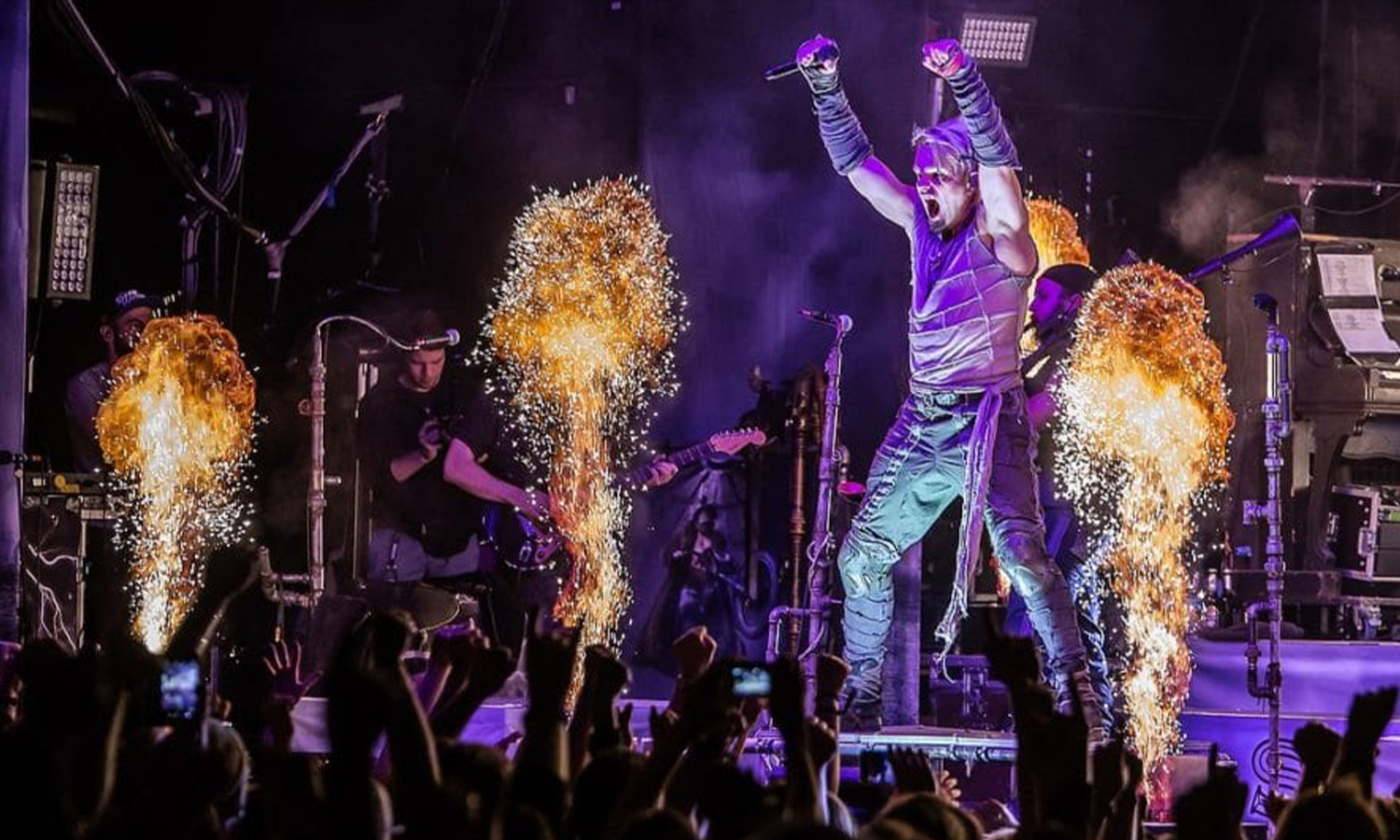 Sänger Alea von Saltatio Mortis performt live und voller Energie auf der Bühne im Schlachthof Wiesbaden vor feierndem Publikum.