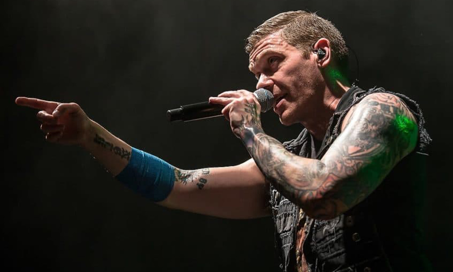 Sänger Brent Smith performt energiegeladen und schweißgebadet mit Mikrofon auf der Bühne der Batschkapp Frankfurt vor einem feiernden Publikum.
