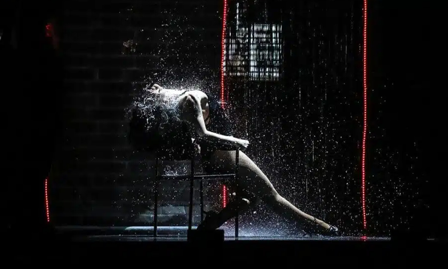 Szene aus FLASHDANCE – Das Musical im Mannheimer Rosengarten mit Ensemble auf der Bühne