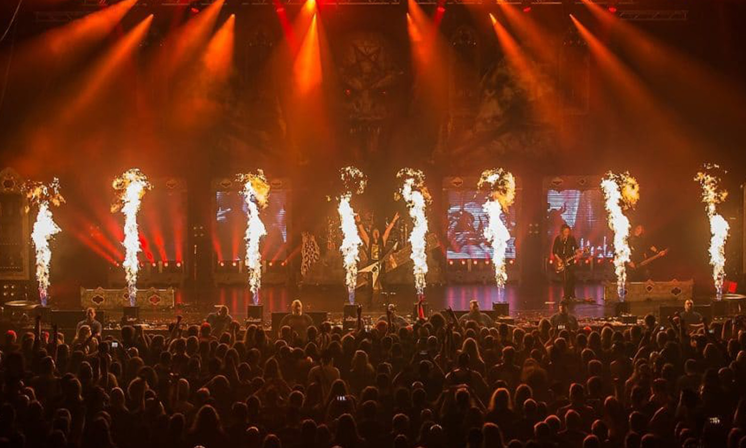 Die Thrash-Metal-Band Kreator steht mit massiver Pyrotechnik und Video-Leinwänden live auf der Bühne der Jahrhunderthalle Frankfurt vor Publikum.