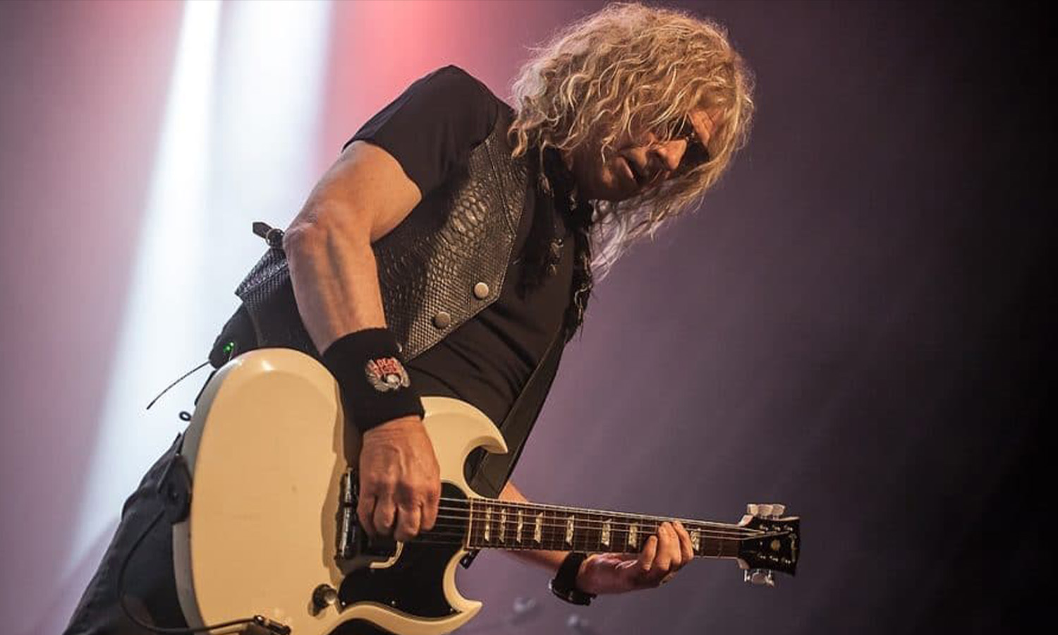 Die Rockband The Dead Daisies steht mit Gitarren live auf der Bühne in der Batschkapp Frankfurt vor feierndem Publikum.